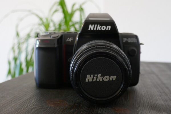 Nikon F-801s mit Nikkor 35-80 mm AF Objektiv