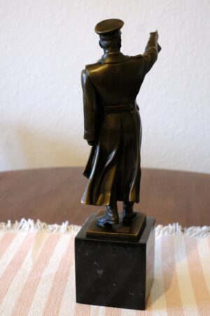 Bronzefigur Josef Stalin in General-Uniform auf Granitsockel. Signiert Milo. Art Bronze France.