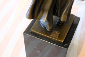 Bronzefigur Josef Stalin in General-Uniform auf Granitsockel. Signiert Milo. Art Bronze France.