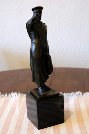 Bronzefigur Josef Stalin in General-Uniform auf Granitsockel. Signiert Milo. Art Bronze France.