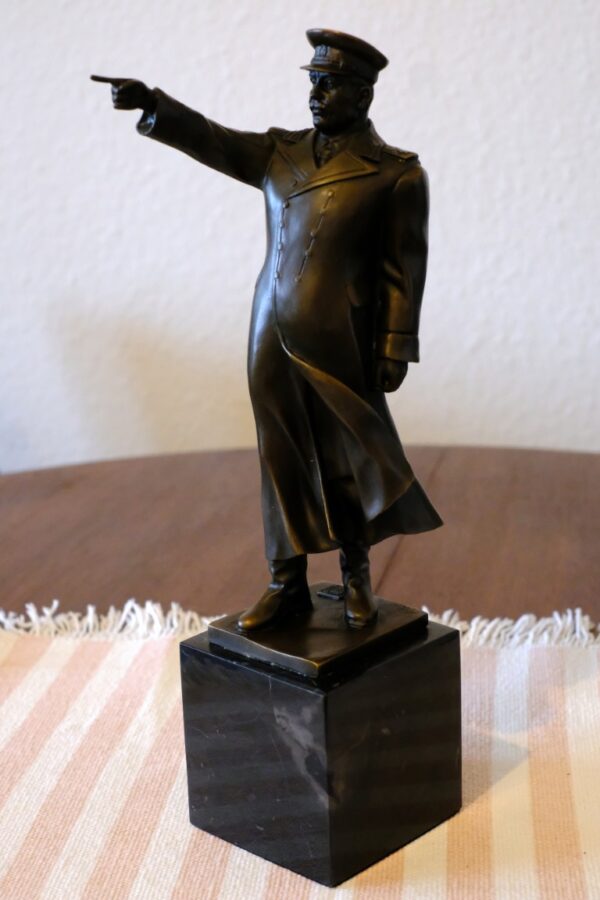 Bronzefigur Josef Stalin in General-Uniform auf Granitsockel. Signiert Milo. Art Bronze France.