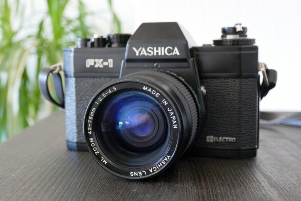 Yashica FX-1 schwarz mit Yashica Lens 42-75mm