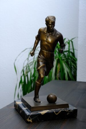 Dekorative Bronzefigur | Fußballer in Aktion | Stil der 50er Jahre