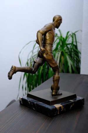 Dekorative Bronzefigur | Fußballer in Aktion | Stil der 50er Jahre
