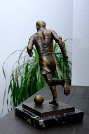 Dekorative Bronzefigur | Fußballer in Aktion | Stil der 50er Jahre