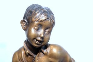 Bronze Figur | Junge mit Ente | von H. Cauer | Signiert | sehr dekorativ