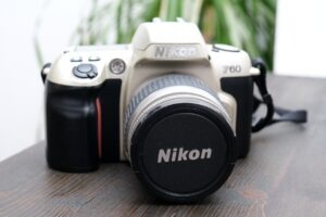 Nikon F-60 mit Nikkor 28-80 mm AF Objektiv | Analoge SLR mit Autofokus