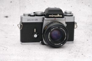 Minolta XE-5 black / chrome mit Objektiv MD 50 mm / 1.7 | Analoges Traumpaar