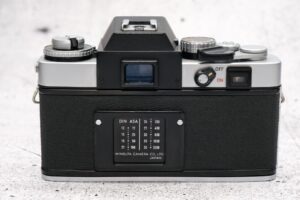 Minolta XE-5 black / chrome mit Objektiv MD 50 mm / 1.7 | Analoges Traumpaar