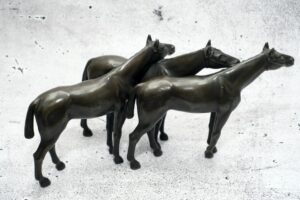 Bronze | Gruppe von drei Pferden zusammenstehend | Sehr dekorativ