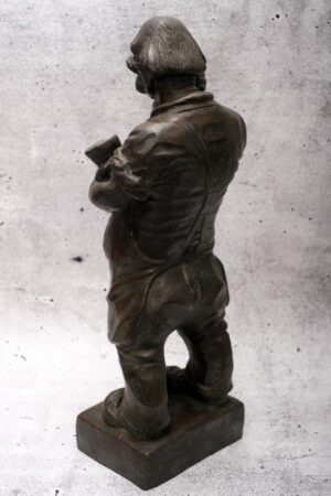 Sehr dekorative Bronze eines Schusters bei der Arbeit. Hinten an der Plinthe signiert 