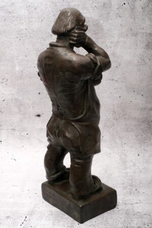 Sehr dekorative Bronze eines Schusters bei der Arbeit. Signiert 