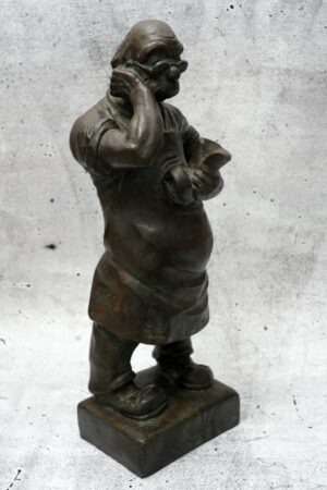 Sehr dekorative Bronze eines Schusters bei der Arbeit. Signiert 