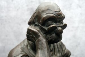 Sehr dekorative Bronze eines Schusters bei der Arbeit. Signiert 