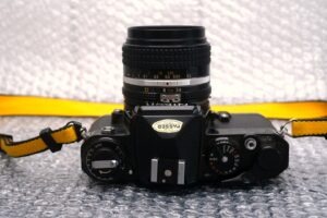 Alternative view of Nikon FE black | mit Nikon mit Nikkor 3.5 / 28mm | top Zustand