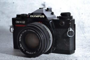 Olympus OM-4 Ti | black | mit Zuiko 1,8 / 50 mm