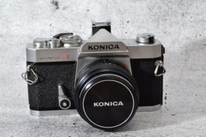 Konica Autoreflex T3 chrome mit 1.8 / 50mm - ikonische Spiegelreflexkamera