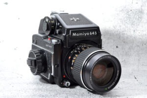 Mamiya 645 mit 55 / 2.8 mit Prismensucher mit Belichtungsmesser