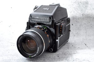Mamiya 645 mit 55 / 2.8 mit Prismensucher mit Belichtungsmesser