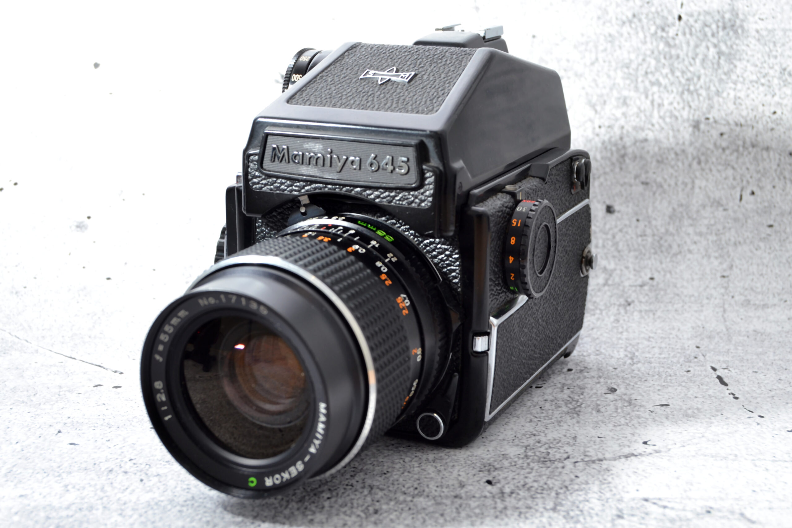 Mamiya 645 mit 55 / 2.8 mit Prismensucher mit Belichtungsmesser
