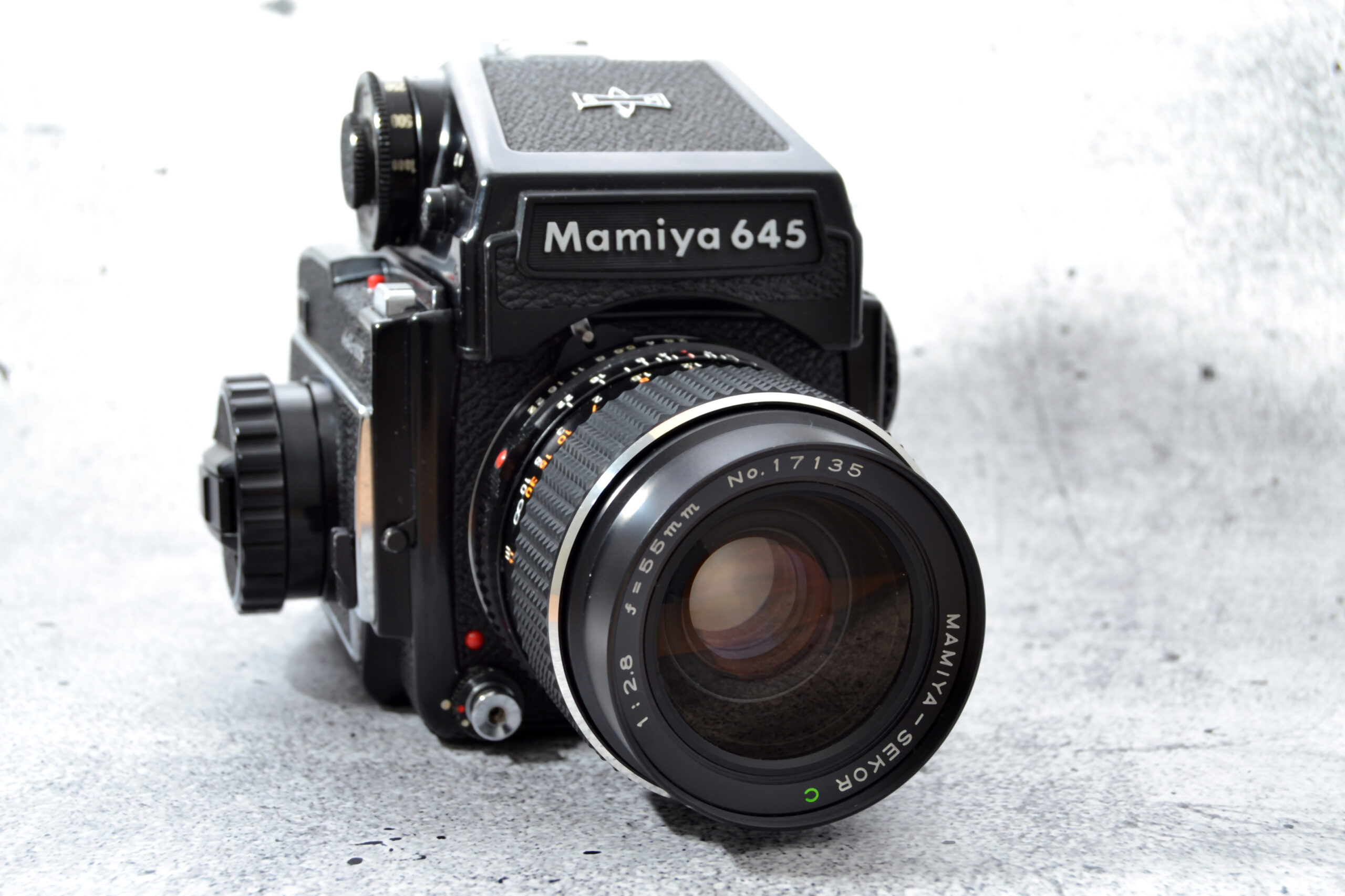 Mamiya 645 mit 55 / 2.8 mit Prismensucher mit Belichtungsmesser