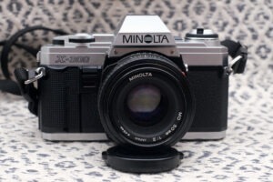Minolta X-300 chrome mit MD 50 mm / 2.0 | Analoges Traumpaar