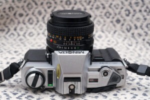 Minolta X-300 chrome mit MD 50 mm / 2.0 | Analoges Traumpaar