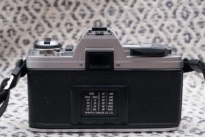 Minolta X-300 chrome mit MD 50 mm / 2.0 | Analoges Traumpaar
