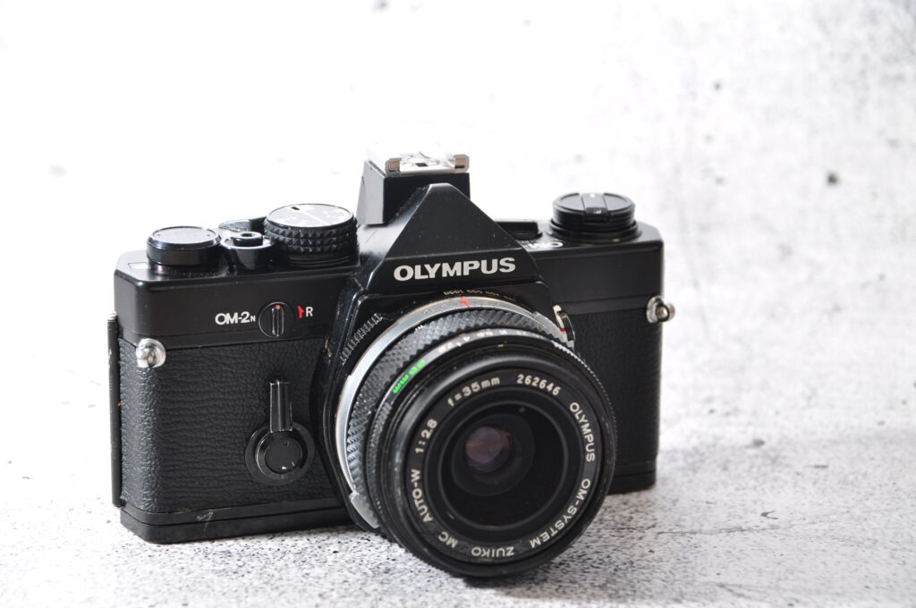 Olympus OM-2n | black | mit Zuiko 2,8 / 35 mm