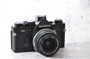 Olympus OM-2n | black | mit Zuiko 2,8 / 35 mm