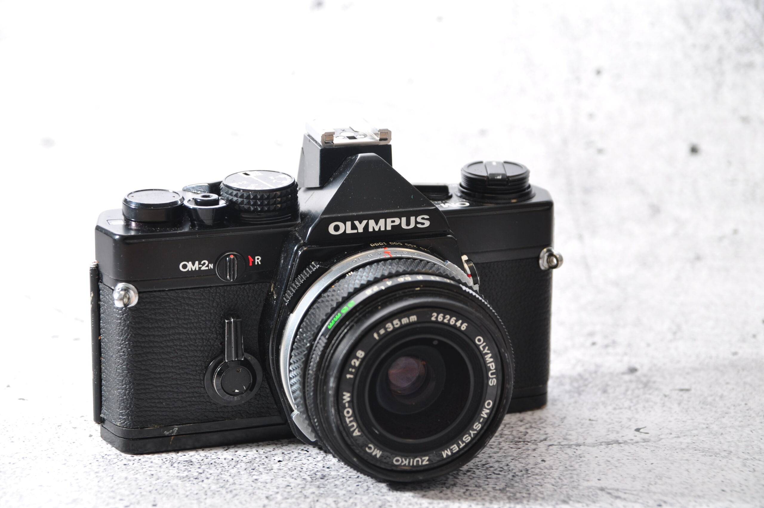 Olympus OM-2n | black | mit Zuiko 2,8 / 35 mm