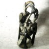 Sehr dekorative und aufwändige Skulptur. Sehr schön und fein gearbeitet. Motiv: Pelikanfamilie / fütternder Vogel mit Vogelkindern Material: Vermutlich Speckstein Höhe: ca. 28cm Herkunft: Afrika (vermutlich Kenia oder Tansania)