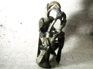 Sehr dekorative und aufwändige Skulptur. Sehr schön und fein gearbeitet. Motiv: Pelikanfamilie / fütternder Vogel mit Vogelkindern Material: Vermutlich Speckstein Höhe: ca. 28cm Herkunft: Afrika (vermutlich Kenia oder Tansania)