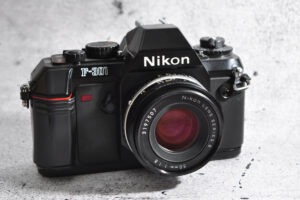 Nikon F-301 | mit Nikkor 50 mm / 1.8 | Top Zustand | die kleine motorische von Nikon