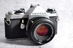 Pentax ME mit Objektiv 50 mm / 2.0 (Pentax) | kompakte analoge SLR