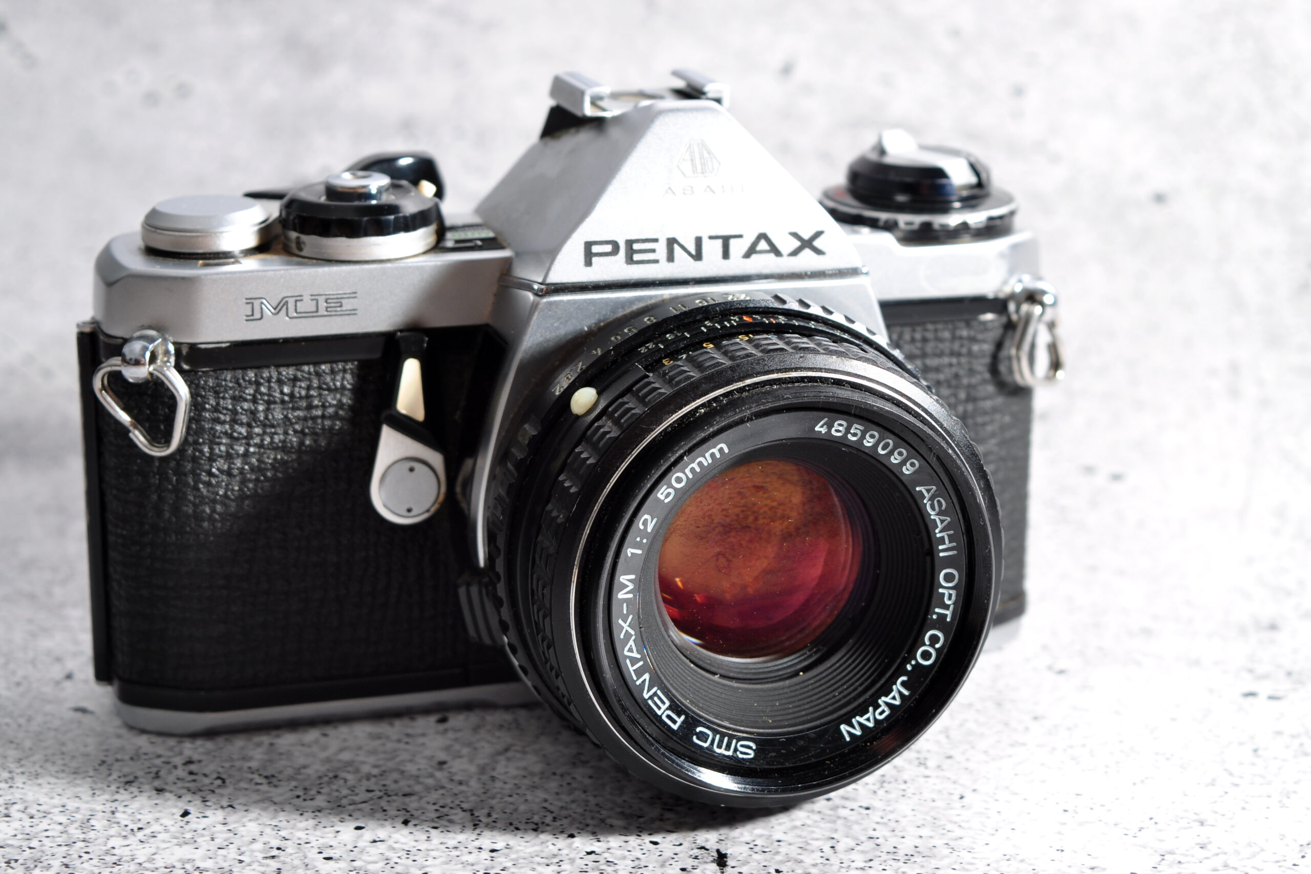 Pentax ME mit Objektiv 50 mm / 2.0 (Pentax) | kompakte analoge SLR