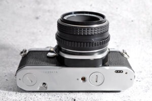 Pentax ME mit Objektiv 50 mm / 2.0 (Pentax) | kompakte analoge SLR