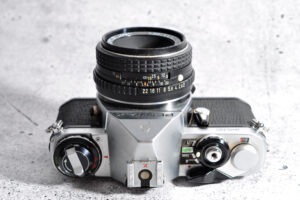 Pentax ME mit Objektiv 50 mm / 2.0 (Pentax) | kompakte analoge SLR