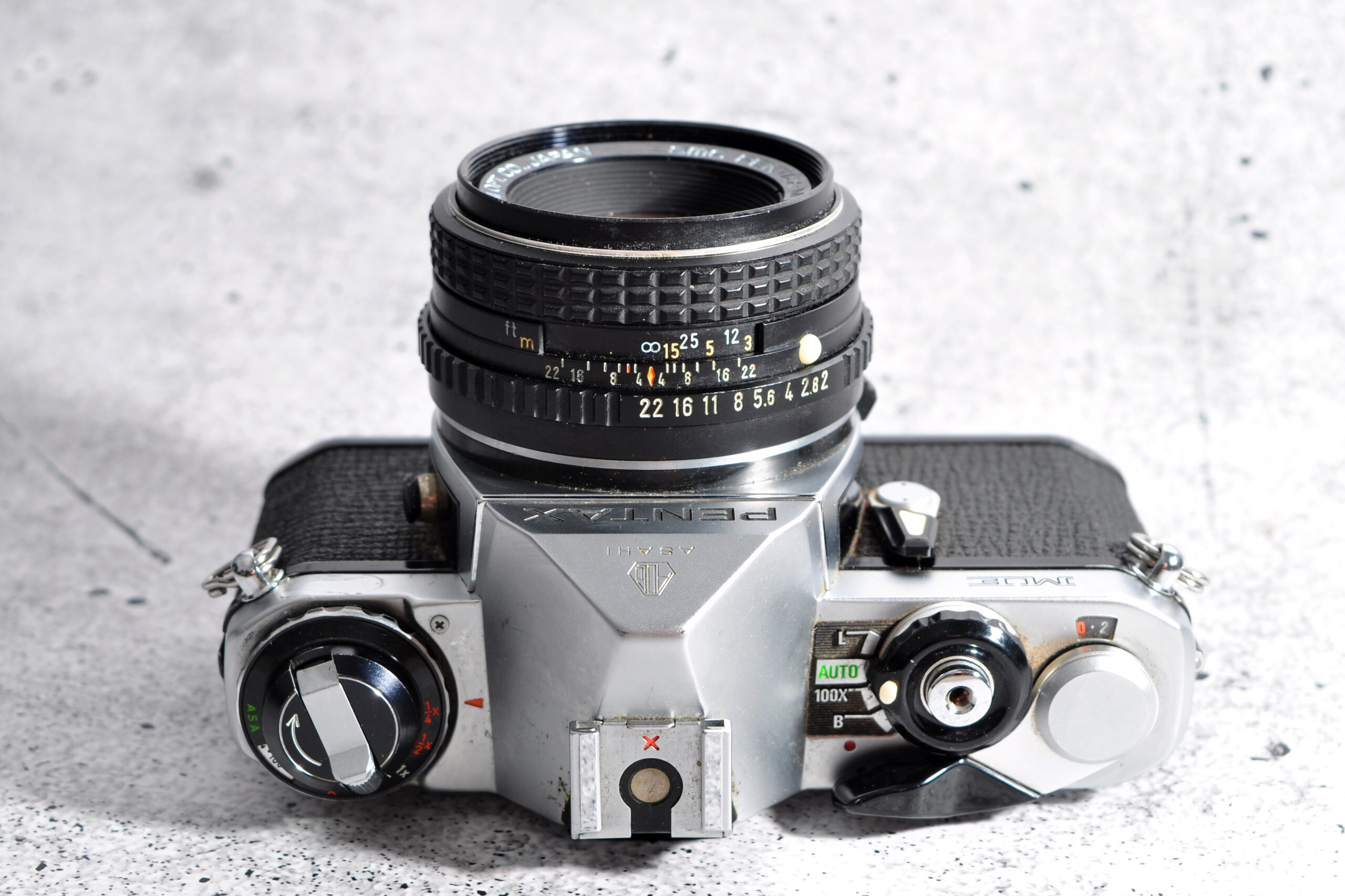 Pentax ME mit Objektiv 50 mm / 2.0 (Pentax) | kompakte analoge SLR