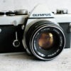 Olympus OM-1 | silber | mit Zuiko 1,8 / 50 mm | Top Zustand