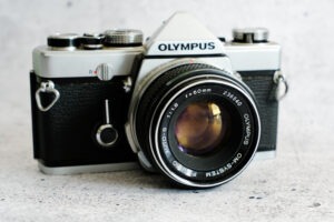 Olympus OM-1 | silber | mit Zuiko 1,8 / 50 mm | Top Zustand