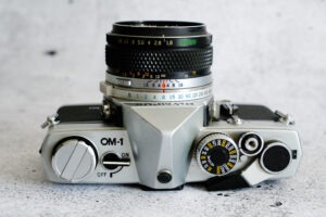 Olympus OM-1 | silber | mit Zuiko 1,8 / 50 mm | Top Zustand