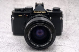 Olympus OM-2 | schwarz | mit Zuiko Zoom 35-70 mm