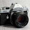 Pentax K2 (silber) | mit Objektiv 55mm / 1.8 | Legendäre analoge SLR