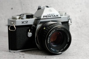 Pentax K2 (silber) | mit Objektiv 55mm / 1.8 | Legendäre analoge SLR