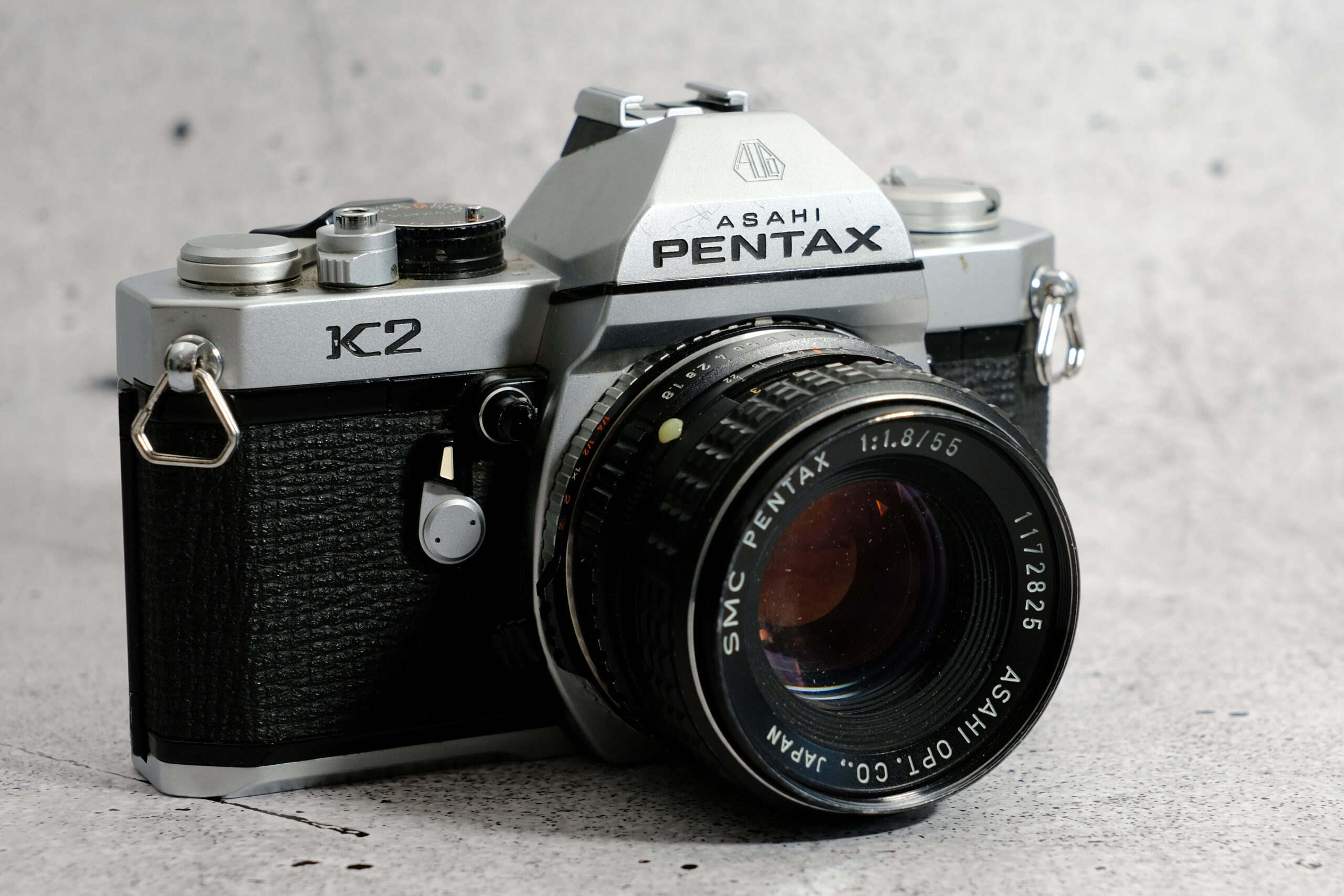 Pentax K2 (silber) | mit Objektiv 55mm / 1.8 | Legendäre analoge SLR