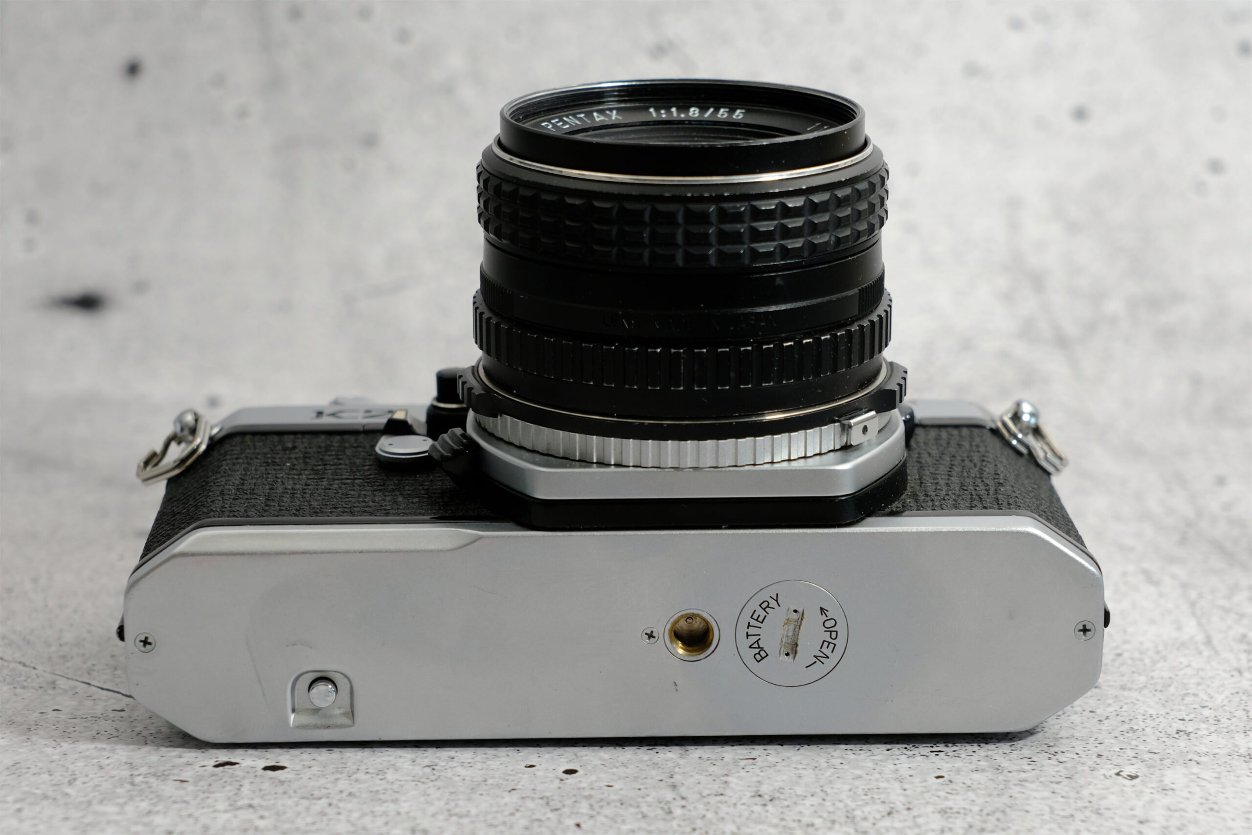 Pentax K2 (silber) | mit Objektiv 55mm / 1.8 | Legendäre analoge SLR